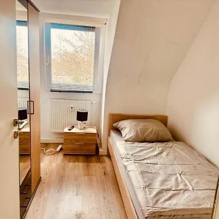 58 Qm Mit Wohnzimmer, Kueche, 3 Schlafzimmern Und Bad-wc *