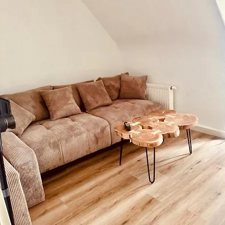 58 Qm Mit Wohnzimmer, Kueche, 3 Schlafzimmern Und Bad-wc Appartamento