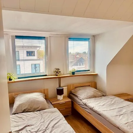 58 Qm Mit Wohnzimmer, Kueche, 3 Schlafzimmern Und Bad-wc *