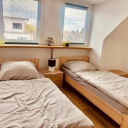 58 Qm Mit Wohnzimmer, Kueche, 3 Schlafzimmern Und Bad-wc