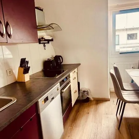 58 Qm Mit Wohnzimmer, Kueche, 3 Schlafzimmern Und Bad-wc *